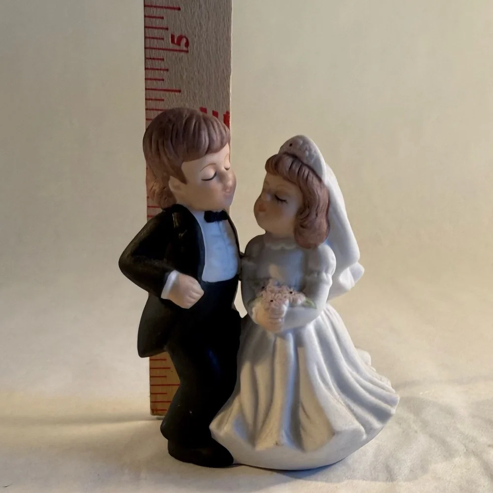 Adorable Bride and Groom Cake Topper NWOT